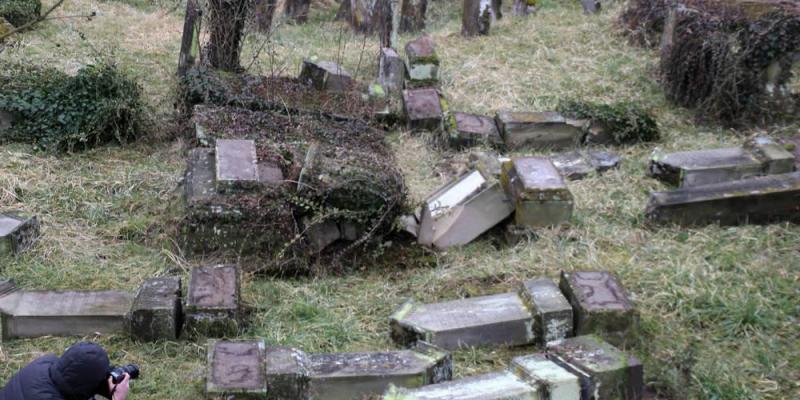 Cimetière juif profané à Sarre-Union: certains ados ont uriné sur les tombes