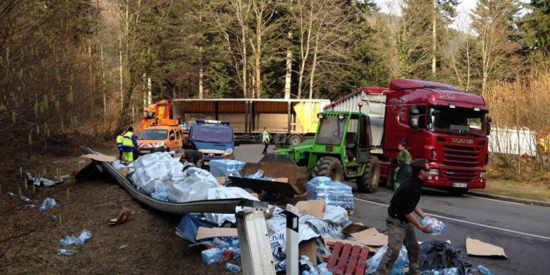 Ivre, un chauffeur poids-lourd perd son chargement… d’eau minérale