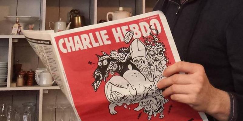 "Charlie Hebdo" de retour dans les kiosques, se vend moins mais reste très attendu