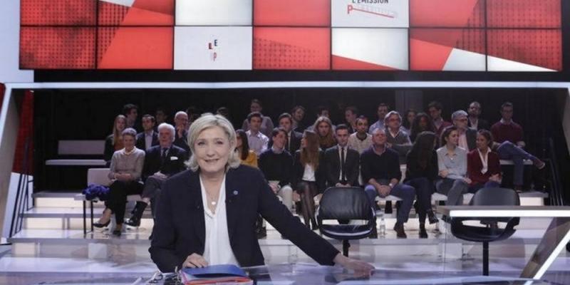 A la télévision, Marine Le Pen "assume la priorité que je veux donner aux Français dans leur pays"