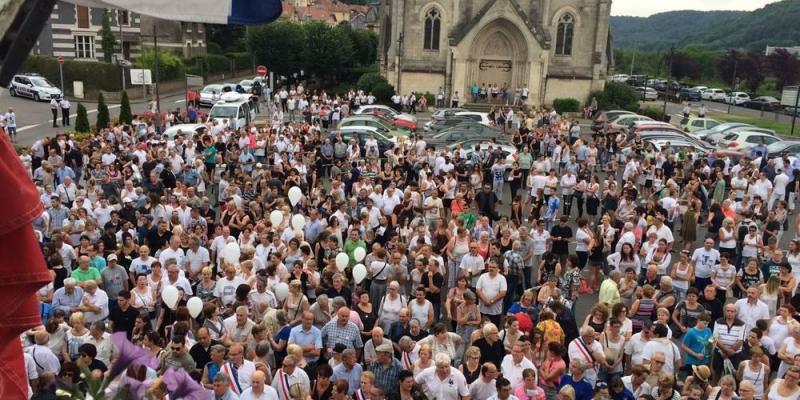 Herserange: des milliers de personnes disent adieux à une famille décimée dans l’attentat de Nice