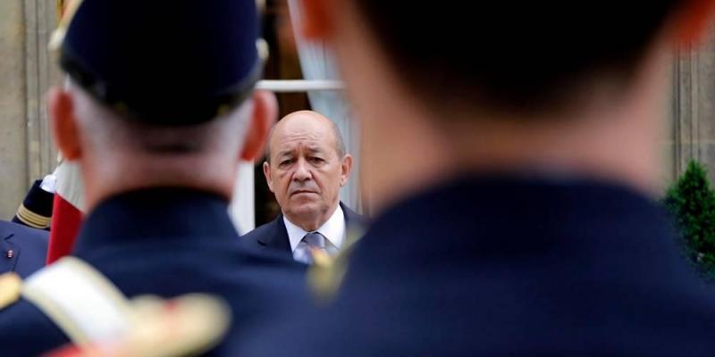 Jean-Yves Le Drian, ministre de la Défense, annonce son soutien à Emmanuel Macron