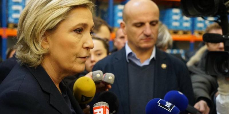 La gifle reçue par Valls est "inadmissible" pour Marine Le Pen en visite à Forbach