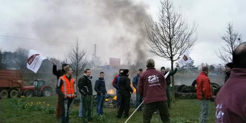 Les agriculteurs de Moselle en colère bloquent des ronds-points