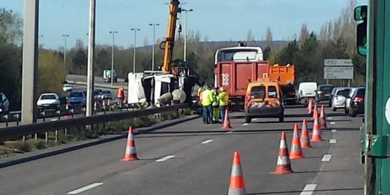 Un camion se renverse sur l’A31 près de Metz, le chauffeur trouve la mort