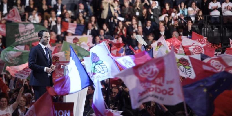 En meeting à Bercy, Benoit Hamon met la barre tout à gauche