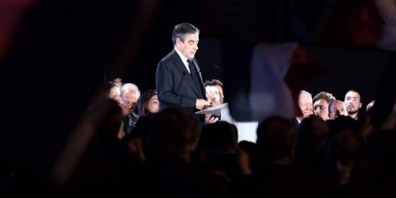 Fillon reproche à la presse de "lui déverser de la boue dans la figure"