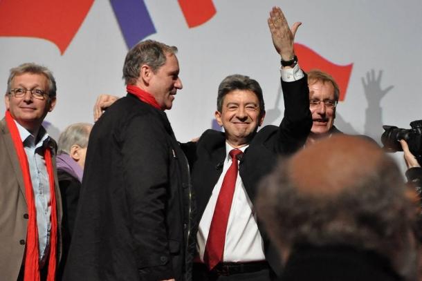 Porté par les sondages, Mélenchon se présente comme le "candidat de la paix"