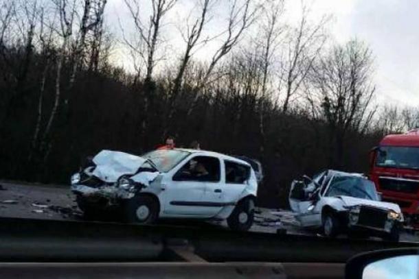 Un spectaculaire carambolage fait trois blessés graves sur l’A33