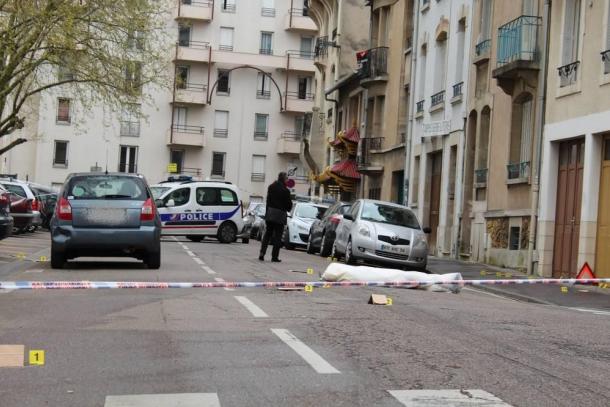 EN IMAGES. Un homme abattu en pleine rue à Nancy par deux hommes cagoulés