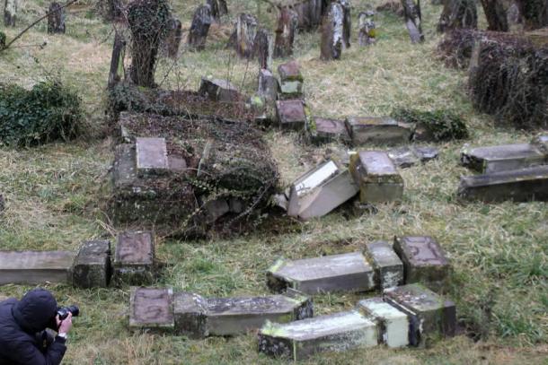 Cimetière juif profané à Sarre-Union: certains ados ont uriné sur les tombes