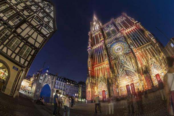 Attentats: il escalade la cathédrale de Strasbourg et plante un drapeau blanc