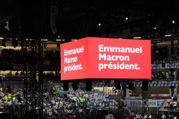 Présidentielle: Marine Le Pen et Emmanuel Macron désormais au coude-à-coude