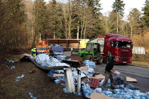 Ivre, un chauffeur poids-lourd perd son chargement… d’eau minérale