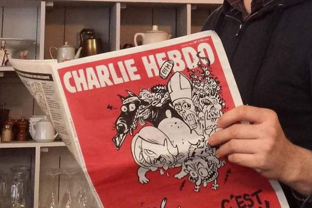 "Charlie Hebdo" de retour dans les kiosques, se vend moins mais reste très attendu