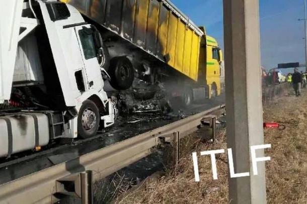 Deux camions, une voiture et une camionnette se percutent sur l’A31, un mort et six blessés