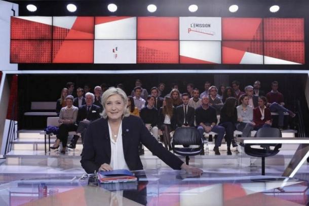 A la télévision, Marine Le Pen "assume la priorité que je veux donner aux Français dans leur pays"