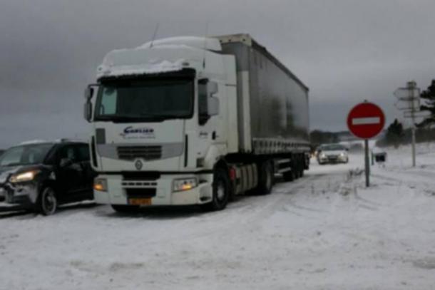 Neige et verglas en Lorraine: restrictions de circulation, des routes fermées