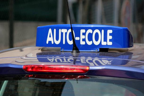 Metz: un moniteur d’auto-école a le droit de téléphoner pendant la leçon