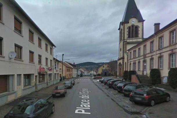 Lorraine: un ado de 17 ans vole une camionnette et détruit la terrasse d’un bar