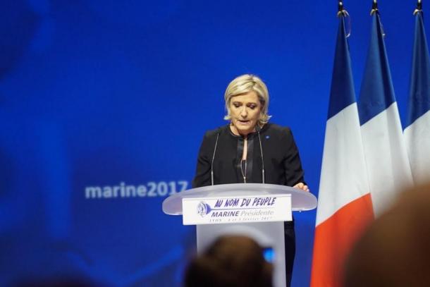 Marine Le Pen toujours en tête, Fillon s'effondre même dans son camp