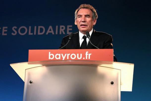 Bayrou dénonce une "entrevue bidonnée" pour Hollande qui "va à la chasse aux voix"