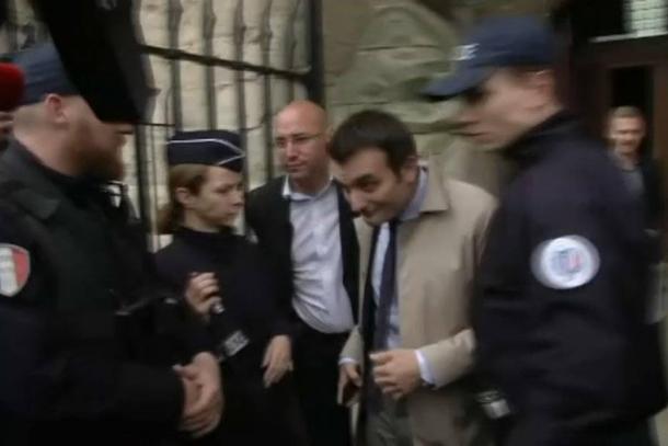 VIDEO. Florian Philippot hué et bousculé au moment de sortir de la cathédrale de Reims