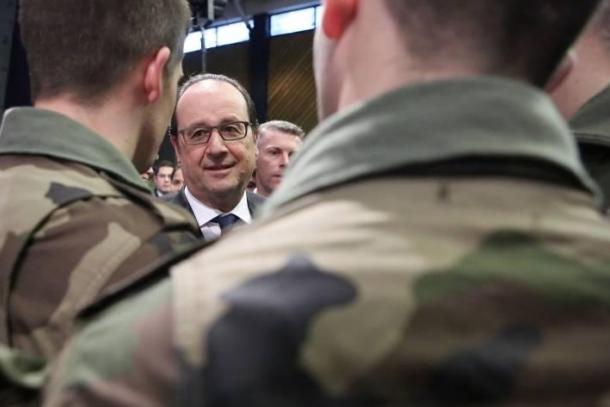 Hollande annonce 2 300 recrutements dans l'armée et plus de réservistes