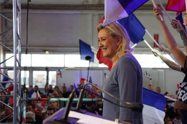Présidentielle: Marine Le Pen loin devant, Fillon repasse devant Macron (sondage)
