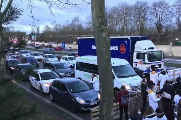 Les étudiants dentaires continuent de se mobiliser et bloquent l’entrée de la rocade de Nancy